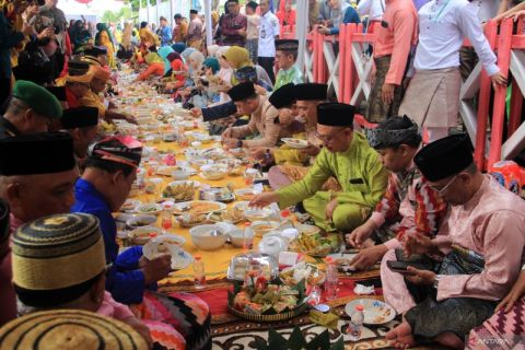 Ritual tolak bala Robo-robo di Pontianak Timur
