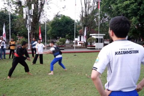 Dalami pencak silat, empat atlet Kazakhstan berlatih di Pekalongan