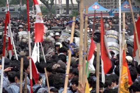 Unjuk rasa di Polda Metro Jaya, mahasiswa bakar sejumlah benda