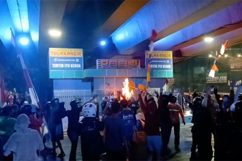 Massa bakar pos polisi di Pasar Senen usai ojol tewas ditabrak Brimob