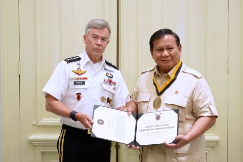 Presiden Prabowo terima medali kehormatan dari pimpinan USSOCOM AS