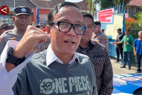 Dukung perjuangan buruh, Wamenaker pakai kaus  One Piece