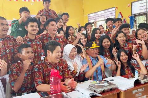 Gubernur Kalteng tinjau program CKG dan MBG di SMA 3 Palangka Raya