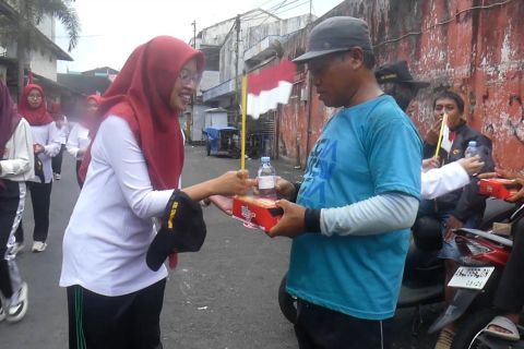 ASN Temanggung bagikan bendera merah putih untuk semangat kebangsaan