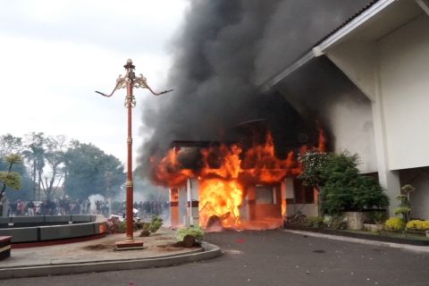 Demonstrasi berujung pembakaran kantor walikota terjadi di Pekalongan