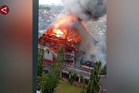 Massa demo bakar Gedung DPRD dan jarah kantor Polda NTB