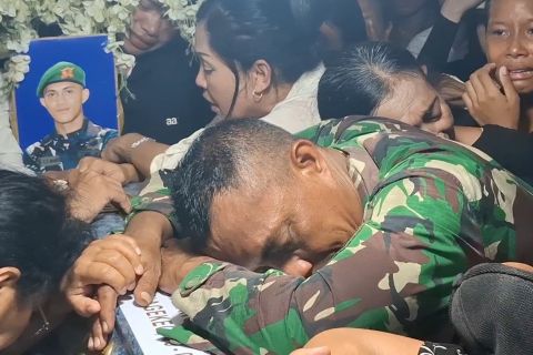 Prada Lucky dimakamkan secara militer di Kupang