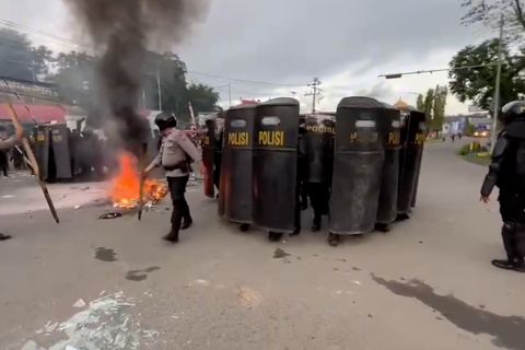 Proses pemindahan empat terdakwa kasus makar di Sorong berakhir ricuh