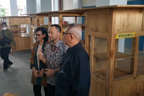 Penyerahan bantuan 100 gerobak untuk pelaku UMKM di Kota Solo