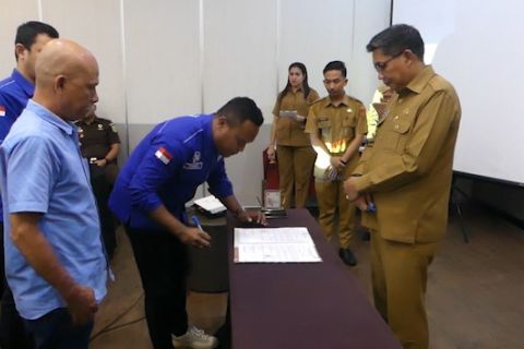 Pemkot Ambon salurkan bantuan keuangan ke 13 partai politik