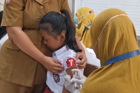 Cegah penyakit sejak dini, siswa SD di Solo ikuti vaksin MR dan HPV