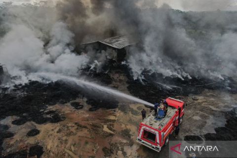 Pabrik pengolahan ban bekas seluas 2,5 hektare terbakar di Konawe Selatan, satu orang tewas dan lima luka-luka