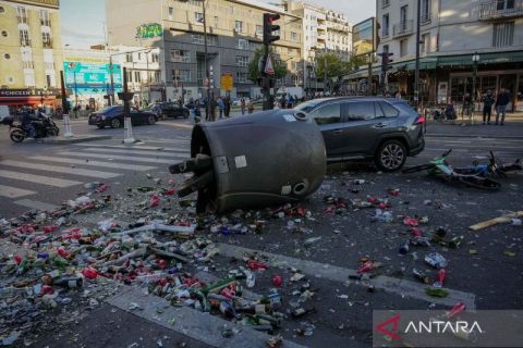 Unjuk rasa Bloquons Tout mengguncang Prancis, jalan di Kota Paris berserakan sampah