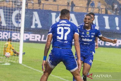 Persib Bandung menang tipis 1-0 melawan Persebaya Surabaya
