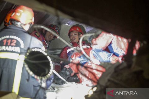 Sebanyak 99 santri selamat dan satu orang meninggal akibat mushalla ambruk di Ponpes Al Khoziny