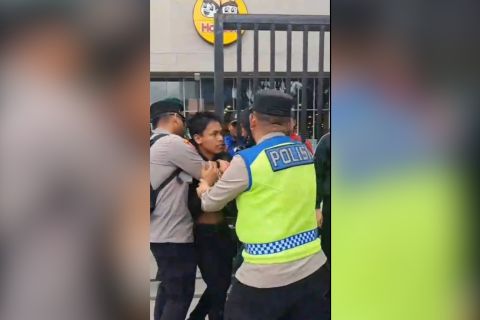 Demo di Palembang, polisi amankan terduga penyusup bawa senjata tajam