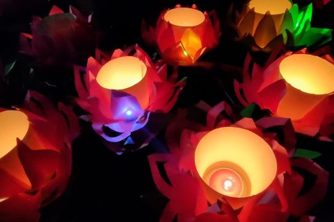 Ritual Ulambana, umat budha lepas seribu pelita di Pantai Marina