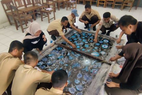 Siswa SMK di Sragen bikin seragam batik sendiri pakai teknik Jepang