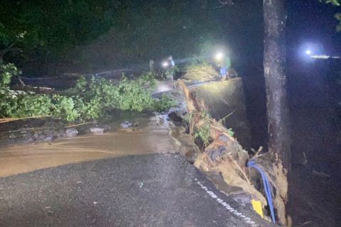Akses jalan Kelurahan Taduma - Togafo di Ternate tertutup longsor