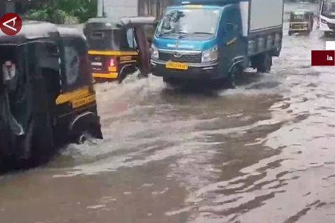 India keluarkan peringatan darurat terkait hujan deras di Mumbai