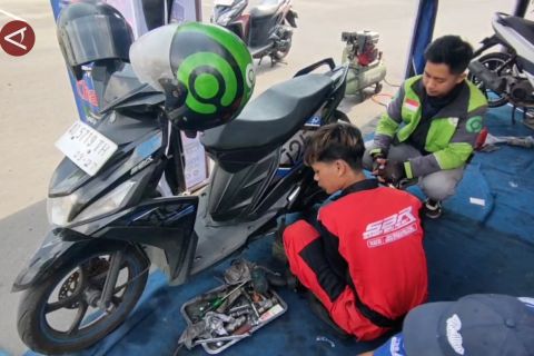 HUT ke-70 Lalu Lintas Bhayangkara, puluhan motor ojol diservis gratis