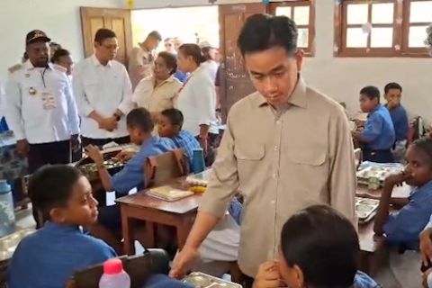 Wapres Gibran tinjau pelaksanaan Makan Bergizi Gratis di SMP 2 Sentani