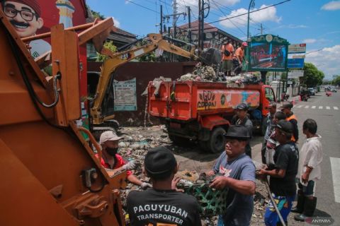 Pemkot Yogyakarta Angkut Sampah Menumpuk di Depo Purawisata