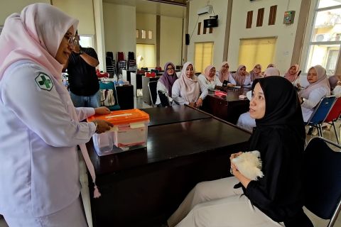 Dinkes Aceh Utara latih bidan desa untuk tingkatan cakupan imunisasi
