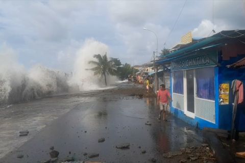 Gelombang tinggi, BPBD Ternate imbau warga pesisir evakuasi mandiri