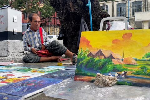 Mengenal seniman jalanan Myanmar yang melukis pakai hati dengan kaki