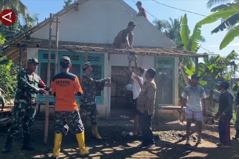 Babinsa gerakkan warga, gotong royong renovasi rumah lansia
