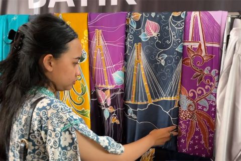 MOTIF BARELANG JADI IKON UTAMA PAMERAN BATAM BATIK FASHION WEEK 2025