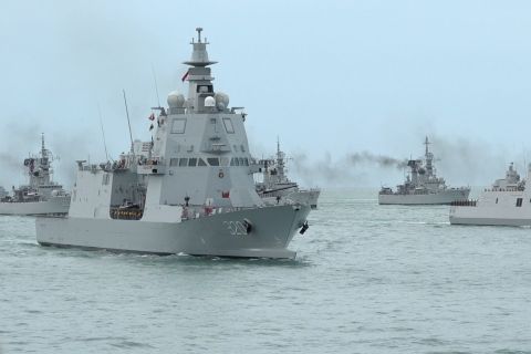 Prabowo saksikan parade kapal perang di Teluk Jakarta
