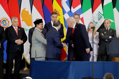 Saksikan perjanjian damai Gaza di Mesir, Prabowo dipuji Trump