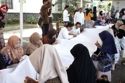 Pekalongan peringati Hari Batik dengan mencanting bersama