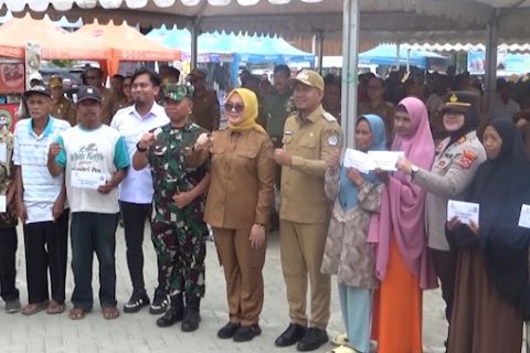 Pemkot Kendari & Baznas salurkan bantuan bagi keluarga miskin ekstrem