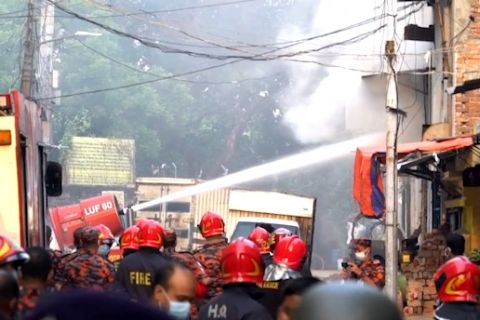 Kebakaran hebat hanguskan dua bangunan pabrik di Dhaka, 16 orang tewas