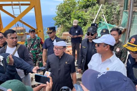 Pembangunan elevator kaca di Nusa Penida dihentikan sementara