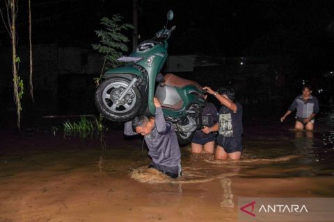 Banjir di Lumajang, warga mengungsi sambil panggul sepeda motor