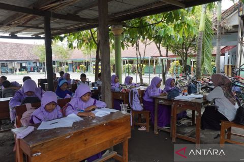 Atap ruang kelas ambruk, siswa terpaksa belajar di parkiran sekolah