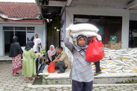 Jaga ketahanan pangan, Pemkab Jember salurkan bantuan 4.000 ton beras