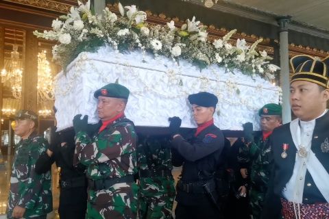 Ribuan warga lepas kepergian Raja Sinuhun Pakubuwono XIII