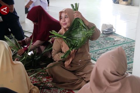 Belajar mandiri di usia senja melalui Sekolah Lansia