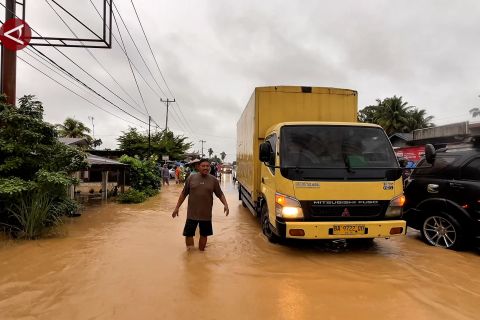 Jalan Lintas Sumbar ke Riau dan Sumut lumpuh total dampak banjir