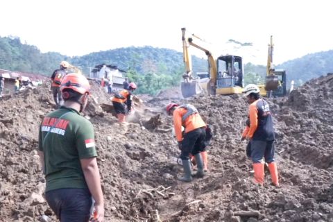 Operasi hari kelima, Tim SAR kerahkan 18 alat berat cari 25 korban