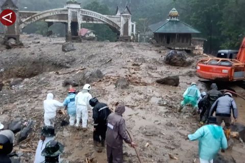 Polisi & TNI turut jadi korban tewas bencana banjir di Padang Panjang