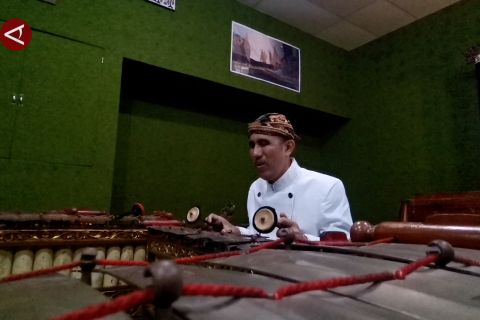 Sosok Pak Rasino, guru tunanetra pengajar seni karawitan di Surakarta