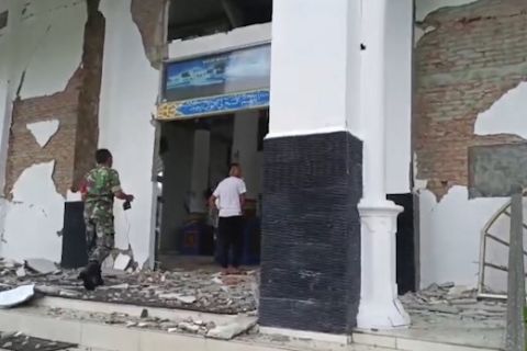 Simeulue diguncang 16 kali gempa, masjid dan gedung serbaguna rusak