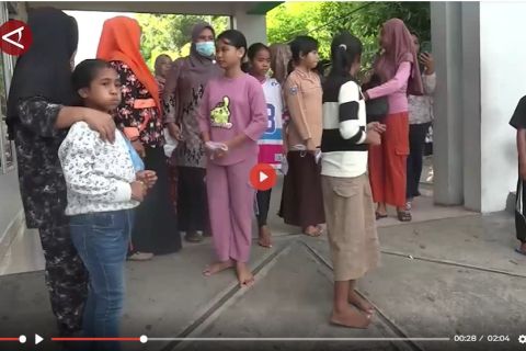 Puluhan siswa SD di Ternate dipulangkan usai diduga keracunan MBG - VIDEO