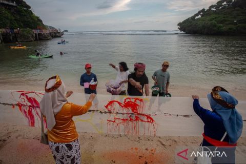 100-meter canvas painting at Drini Beach promotes Gunung Kidul tourism